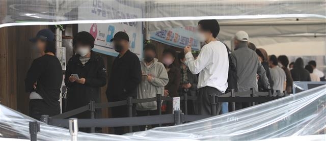 코로나19 신규 확진 9만 928명...‘48일만에 10만명 아래로’