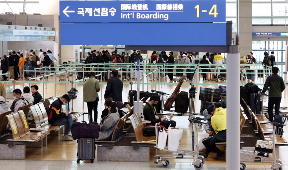 코로나19 영향으로 지난 2020년 3월 23일부터 전 국가·지역 대상으로 발령해온 특별여행주의보가 해제되고 각 국별 기존 여행경보 발령 체제로 전환된 14일 인천 중구 인천국제공항 1터미널 출국장에서 여행객들이 출국 수속을 하기 위해 줄지어 서 있다. 2022.4.14  오장환 기자