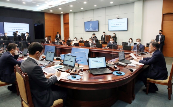 문재인 대통령이 지난 11일 청와대 여민관에서 수석?보좌관회의를 주재하고 있다. 연합뉴스