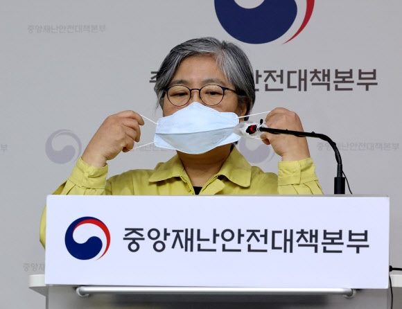 마스크 벗는 정은경 청장