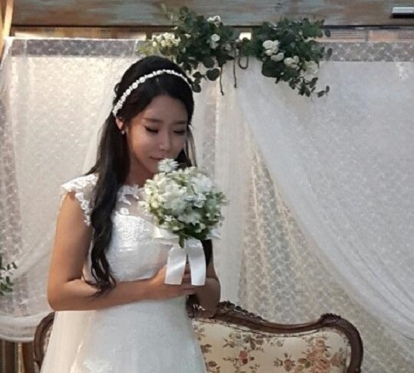 ‘계곡 살인 혐의’ 피의자 이은해(31)가 다수의 남성들과 단기간 반복적으로 결혼식을 올린 정황이 나왔다. 온라인커뮤니티 캡처