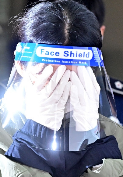 ‘계곡살인’ 이은해 얼굴 가리고 법원 출석