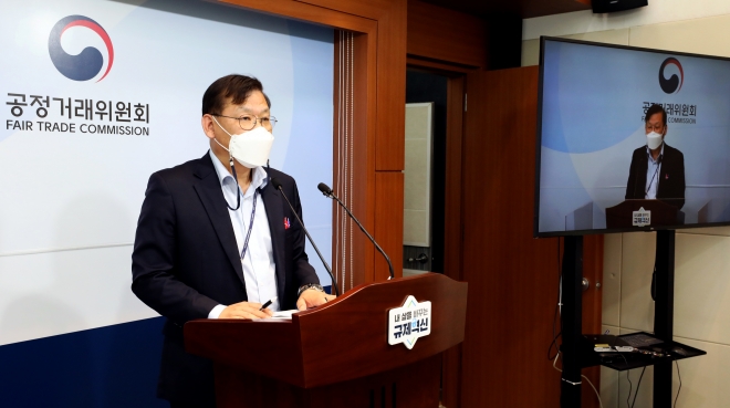 안남신 공정거래위원회 기술유용감시팀장이 20일 정부세종청사에서 쿠첸의 기술자료 유용행위 건에 대한 제재 조치를 발표하고 있다. 뉴스1