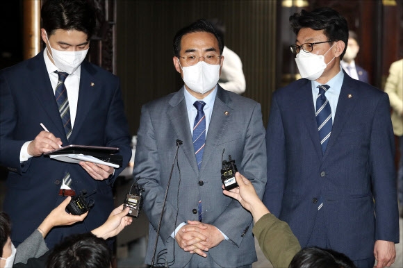 박홍근 더불어민주당 원내대표가 22일 오전 국회에서 열린 비공개 의원총회를 마친 뒤 취재진에게 회의 내용을 설명하고 있다. 2022.4.22 연합뉴스