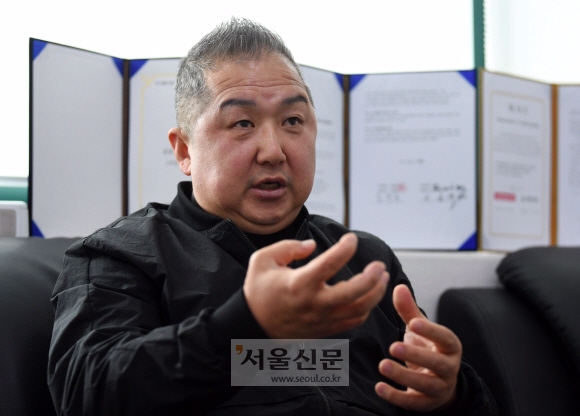 25년차 장의사(장례지도사)인 이상재씨만큼 죽음 이후를 지켜보는 일에 익숙한 사람이 국내에 몇이나 더 있을까. 그런 그조차도 “코로나 시대의 죽음은 애도받지 못했기에 특별히 더 가혹했다”고 회고했다. 이씨는 이달 초부터 자신의 사무실 등에서 서울신문 기자와 3차례 만나 2년간의 경험을 들려줬다. 박윤슬 기자