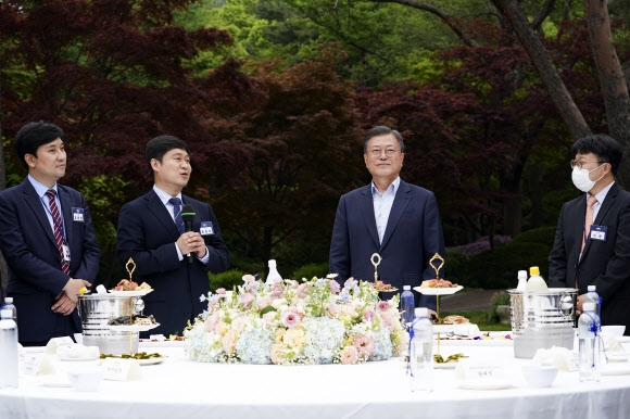 문재인 대통령이 25일 오후 청와대 녹지원에서 출입기자 간담회를 갖고 있다. 연합뉴스