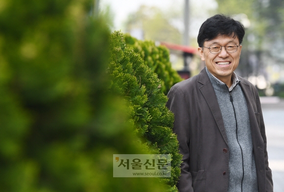 지난 19일 서울신문 본사 앞에서 포즈를 취한 하승수 세금도둑잡아라 대표. 예산 감시, 권력 감시 운동의 삶을 20년 넘게 실천하고 있는 하 대표는 “뭐든 끈질기게 한길을 가야 바뀔 수 있는 것 아니냐”며 활짝 웃어 보였다. 안주영 전문기자