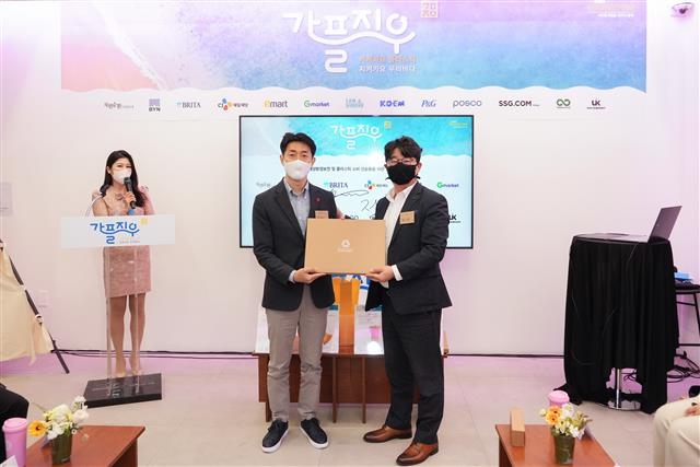 엄기천(오른쪽) 포스코 마케팅전략실장과 염성식 SSG닷컴 ESG 담당이 최근 서울 성동구 성수동에서 ‘가플지우’ 친환경 캠페인 협약식을 맺고 기념촬영을 하고 있다. 포스코 제공