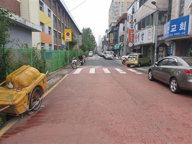 Before 위험천만 학교 앞 골목길… 구석엔 청소 수레