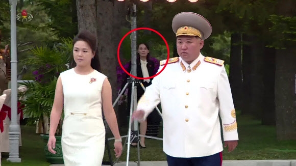 북한 김정은 국무위원장이 조선인민혁명군(항일 빨치산) 창설 90주년 경축 행사에 참여한 각급 부대 지휘관들을 지난 25일 본부청사에서 만나 격려했다고 조선중앙TV가 지난 26일 보도했다. 사진은 김정은 내외 뒤편에 포착된 김여정(붉은 원) 노동당 부부장. 조선중앙TV 화면