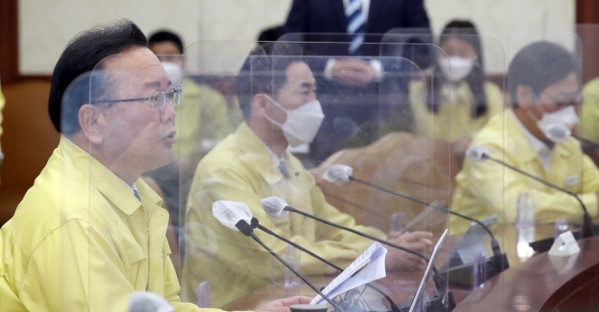 김부겸(왼쪽) 국무총리가 29일 정부서울청사에서 코로나19 중대본회의를 주재하며 내달 2일부터 야외에서는 마스크를 착용하지 않아도 된다고 밝히고 있다. 2022.4.29 뉴스1