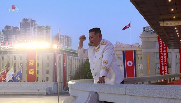 조선중앙TV는 김정은 북한 국무위원장이 지난 27일 조선인민혁명군 창건 90년 기념 열병식 참가자들과 기념촬영한 장면을 30일 보도했다. 김 위원장이 참가자들을 향해 엄지를 들어 보이고 있다. 2022.4.30 조선중앙TV 화면 연합뉴스