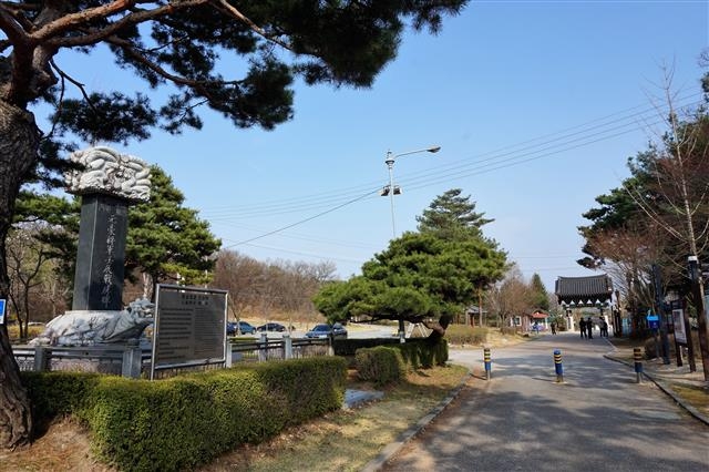 원호 장군이 여주 남한강에서 도강하려는 왜군을 무찌른 것을 기리는 임진전승비. 신륵사 일주문이 바로 오른쪽에 보인다. 서동철 논설위원