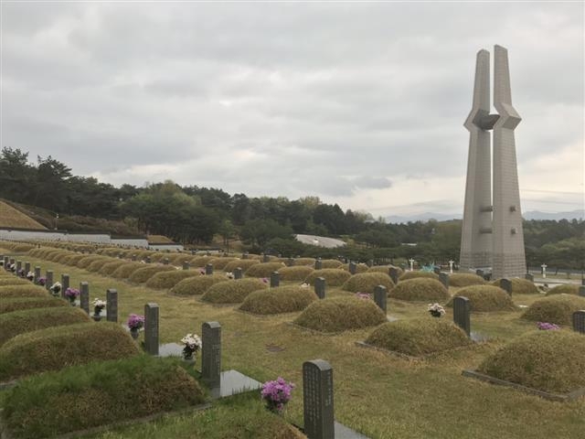 조태일, 문병란 시인 등이 안장된 국립5·18광주묘지 1묘역 전경. 오성인 시인 제공
