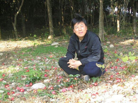 보길도 동백숲에서의 임철우 소설가. 그는 한신대 재직 당시 문창과 학생들을 데리고 해마다 ‘문학예술기행’의 일환으로 광주와 해남 일대를 돌아보았고 마지막으로 옛 작업실이 있던 보길도에 들러 비경을 보여 줬다.