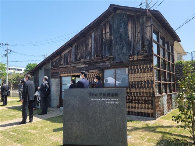 기념관 앞마당에 놓인 1940년대 재일조선인 노동자 합숙 시설 ‘함바’의 모습.