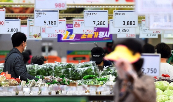 3일 서울 서초구 농협유통 하나로마트 양재점를 찾은 시민들이 장을 보고 있다. 통계청이 이날 발표한 ‘4월 소비자물가 동향’에 따르면 지난달 소비자물가지수(2020년 100 기준)는 106.85로 지난해 4월 101.98 대비 4.8% 상승했다. 4.8%는 글로벌금융위기 때인 2008년 10월 역시 4.8% 이후 13년 6개월 만에 가장 큰 상승률이다. 2022. 5. 3 박윤슬 기자