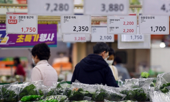 장을 안 볼 수도 없고…