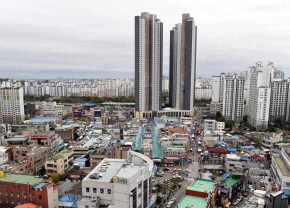 아파트 숲에 에워싸인 일산시장.