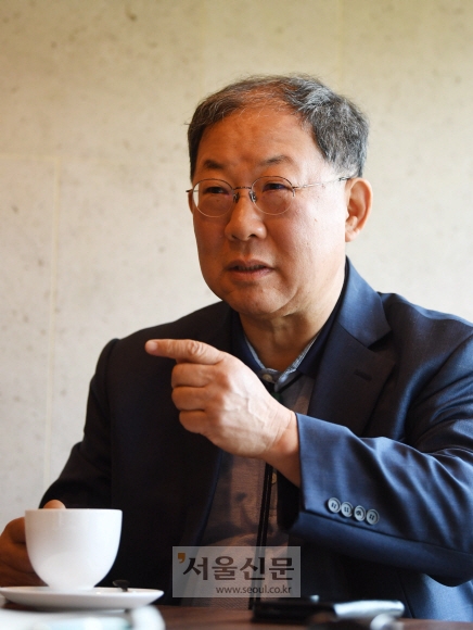 여소야대 국면에서 새 정부가 법을 고치지 않고 할 수 있는 일은 규제 혁파밖에 없다는 박병원 전 청와대 경제수석은 “2년 뒤 총선에서 판을 뒤집기 전까진 윤석열 대통령이 좀더 낮은 자세로 가야 한다”고 말했다. 박윤슬 기자