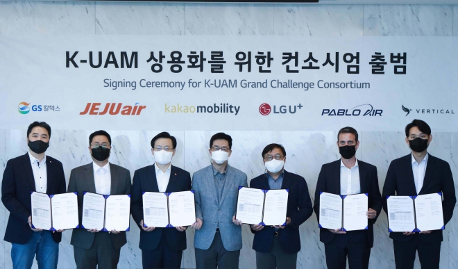 지난 10일 서울 강서구 LG사이언스파크에서 진행한 업무협약식에 각 사 관계자들이 참석해 기념사진을 촬영하고 있다. 이상엽(왼쪽부터) LG유플러스 최고기술책임자(CTO) 전무, 유승일 카카오모빌리티 최고기술책임자(CTO), 김이배 제주항공 대표, 박일평 LG사이언스파크 사장, 장인영 GS칼텍스 부사장,  에두아르도 도밍게즈 푸에르타 버티컬 최고상용화책임자(CCO), 김영준 파블로항공  대표 LG유플러스 제공  