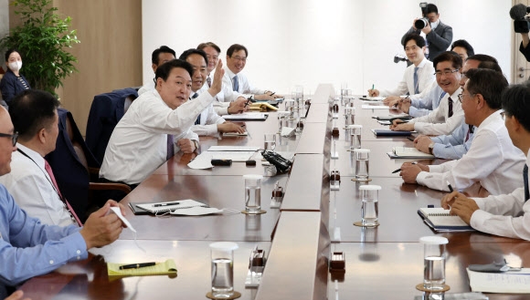 윤석열 대통령이 11일 오전 용산 대통령실 청사에서 열린 수석비서관회의에서 발언을 하고 있다. 연합뉴스