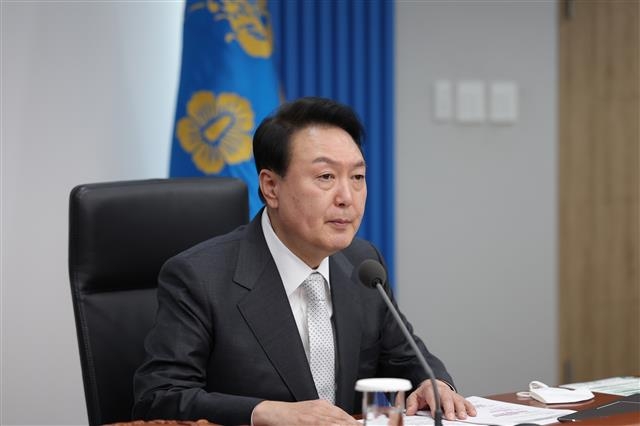 윤석열 대통령이 12일 오후 서울 용산 대통령실 청사에서 추경 예산안 편성을 위한 첫 국무회의를 주재하고 있다. 2022.5.12. 뉴스1