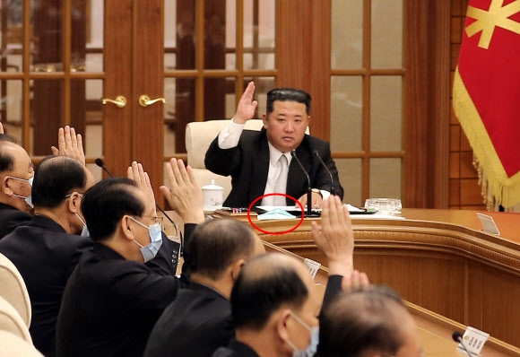 김정은 국무위원장이 12일 정치국회의를 소집해 코로나19 확진자 발생과 관련한 회의를 주재하고 있다. 연합뉴스