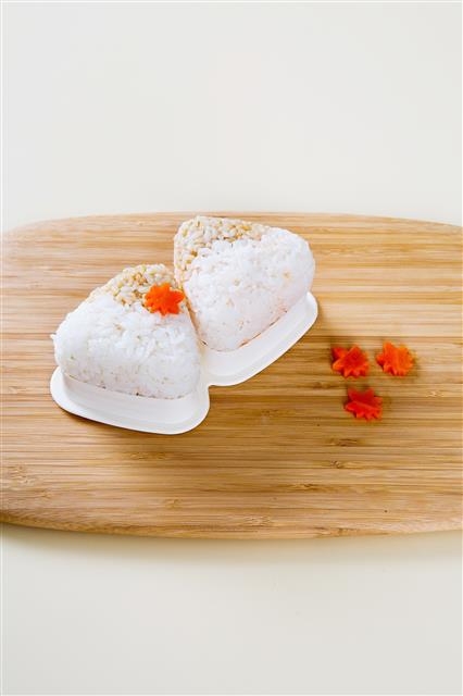 4. 주먹밥에 당근꽃을 얹고 반찬을 곁들여 도시락을 만든다.