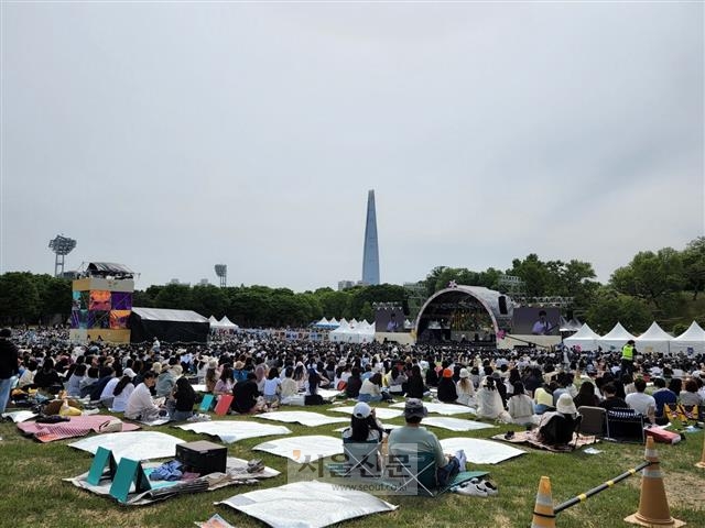 지난 14일 서울 올림픽공원에서 열린 ‘뷰티풀 민트 라이프 2022’ 페스티벌에서 관객들이 음악을 즐기고 있다.