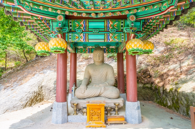 생김새가 멋스러운 미남불.