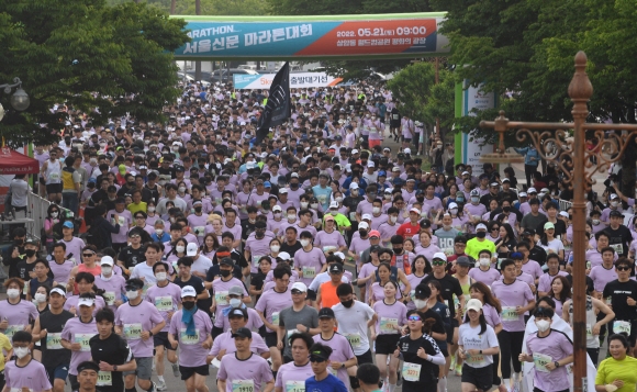 21일 오전 서울 상암동 월드컵공원 일대에서 열린 2022서울신문 마라톤대회에 참가한 선수들이 함차게 출발을 하고 있다. 2022. 5. 21 김명국 기자