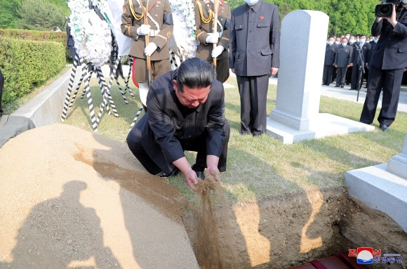 북한 김정은, 현철해 마지막 길 ‘직접 운구’로 배웅