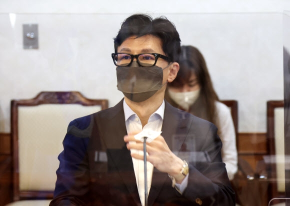법무부가 주요 공직자 인사검증 기능을 담당하는 조직 신설을 입법예고했다. 검사인사권에 더해 인사검증권까지 갖게 됨으로써 한동훈 법무부장관의 정부내 위상은 더욱 커질 전망이다. 한 장관이 24일 규제혁신 장관회의에 참석해 발언하고 있다. 연합뉴스