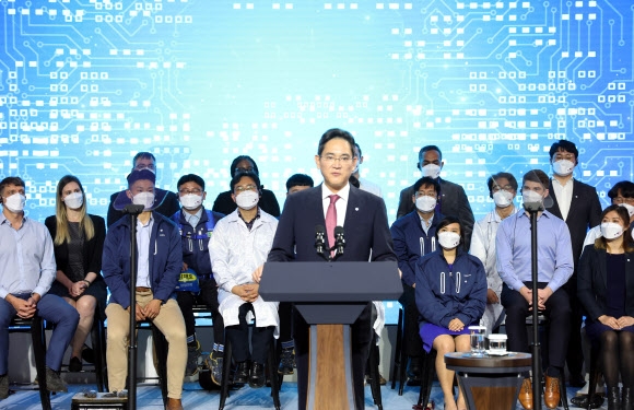 이재용 삼성전자 부회장이 20일 오후 경기도 평택시 삼성전자 반도체공장을 방문한 조 바이든 미국 대통령과 윤석열 대통령의 공장 시찰을 안내한 뒤 인사말을 하고 있다. 연합뉴스