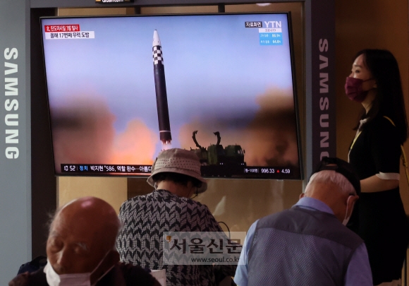 북한이 동해상으로 탄도미사일을 발사한 25일 서울역에서 시민들이 관련뉴스를 바라보고 있다. 2022.5.25 박지환 기자