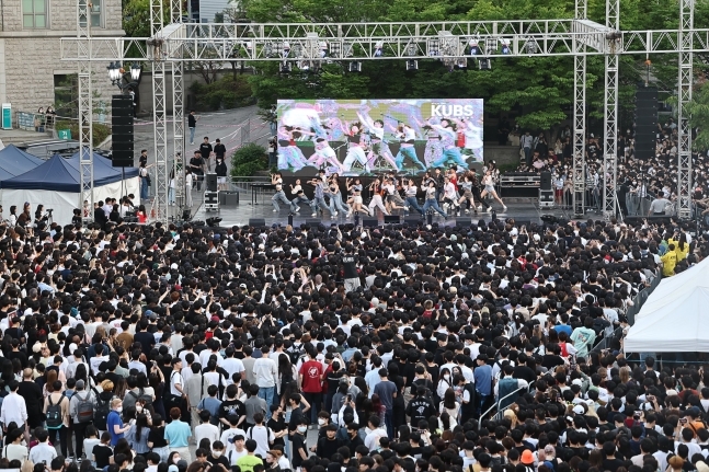 지난 24일 오후 서울 성북구 고려대학교에서 열린 2022 고려대 대동제에서 학생들이 공연을 보고 있다. 연합뉴스