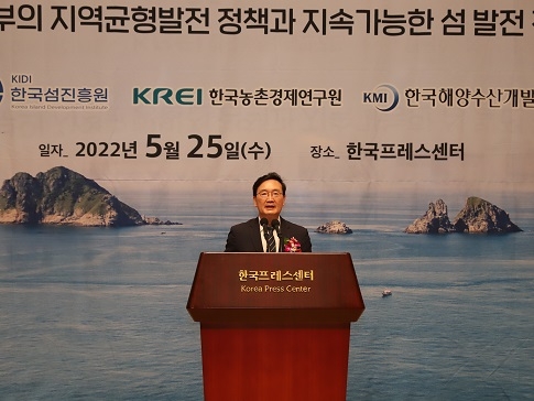 오동호 한국섬진흥원장이 윤석열 정부의 지역균형발전 정책을 분석하는 제1회 한국섬포럼에서 개회사를 하고 있다. 오동호 한국섬진흥원장이 윤석열 정부의 지역균형발전 정책을 분석하는 제1회 한국섬포럼에서 개회사를 하고 있다.
