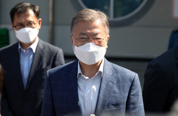 문 전 대통령 퇴임 후 첫 투표