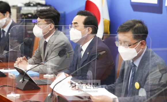 24일 국회본청에서 열린 더불어 민주당 원내대책회의에서 박홍근 원내대표가 모두발언을 하고 있다. 2022.05.24 김명국 기자