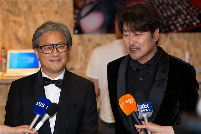 영화감독 박찬욱과 배우 송강호가 28일(현지시간) 제75회 칸 국제영화제가 열리고 있는 프랑스 남부 칸 ‘팔레 데 페스티벌’(Palais des Festivals)에서 열린 폐막식에 참석해 방송 인터뷰를 하고 있다. 이번 칸 국제영화제에서 박찬욱 감독은 영화 ‘헤어질 결심’으로 감독상을, 송강호 씨는 영화 ‘브로커’로 남우주연상을 수상했다. 2022.5.29 뉴스1