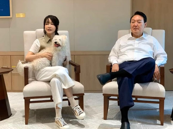 윤석열 대통령과 부인 김건희 여사가 지난 28일 용산 대통령실 청사 집무실에서 반려견과 함께 앉아 있다. 페이스북 ‘건희사랑’ 캡처