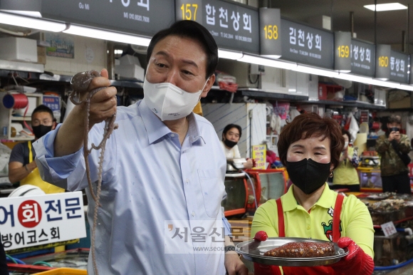 윤석열 대통령이 31일 부산 중구 자갈치시장을 찾아 산낙지를 들어보이고 있다. 2022. 5. 31. 박지환 기자