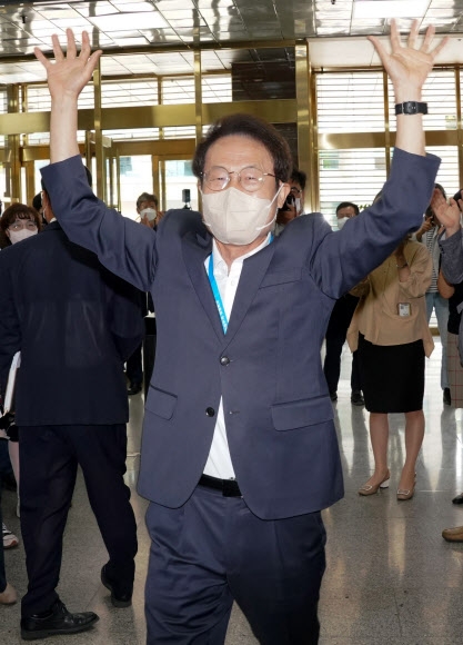 서울시교육감 3선 도전에 성공한 조희연 교육감이 2일 서울시교육청에 출근하며 만세를 부르고 있다. 연합뉴스