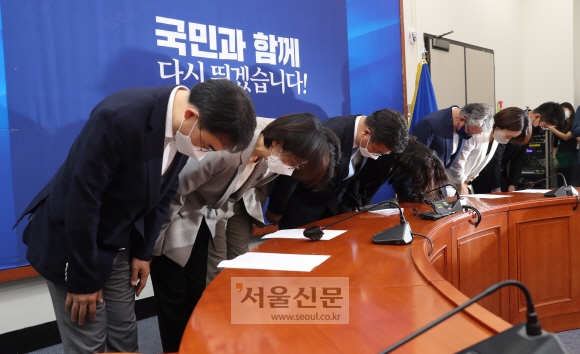 6·1 지방선거에서 참패한 윤호중·박지현 더불어민주당 공동비상대책위원장 등 지도부가 2일 국회에서 비대위 총사퇴를 발표하고 고개를 숙이고 있다. 새 지도부는 의원총회와 당무위, 중앙위원회를 거쳐 구성하기로 했다.