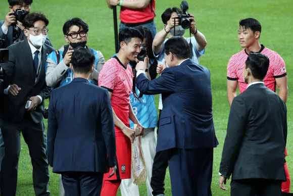 윤석열 대통령이 2일 서울월드컵경기장에서 열린 2002한일월드컵 20주년 기념 대한민국과 브라질 축구 국가대표팀 친선경기에서 손흥민에게 엄지 척을 들어보이고 있다.2022.06.02. 박지환기자
