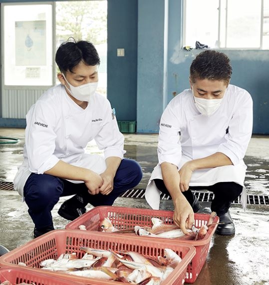 갓 잡아온 옥돔을 고르고 있는 폴 셰프. 해비치리조트 제공