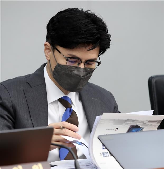 한동훈 법무부 장관이 인사정보관리단이 출범한 7일 용산 대통령실 청사 영상회의실에서 열린 국무회의에서 자료를 살펴보고 있다. 뉴스1