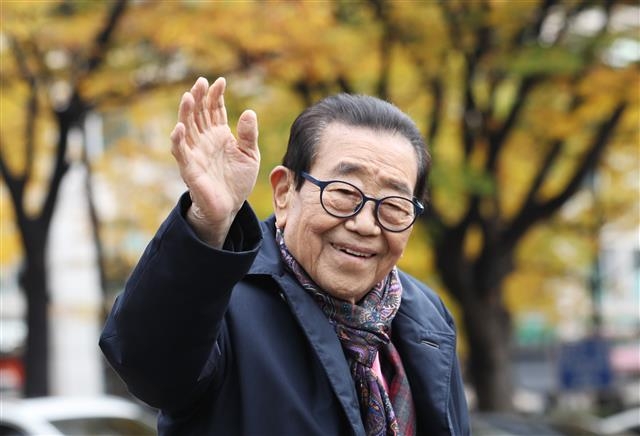 8일 현역 최고령 MC 송해가 별세 했다. 향년95세 그는 현역 최고령 MC로 1988년부터 KBS 1TV ‘전국노래자랑’을 진행해왔고, 기네스 ‘최고령 TV 음악 경연 프로그램 진행자로 이름을 남기기도 했다. 사진은 국내 최고령 방송인 송해(94)가 지난해 11월 9일 오전 서울 영등포구 KBS에서 열린 KBS 1TV ’아침마당‘을 마치고 방송국을 나서며 정겨운 손인사를 하고 있는 모습. 2022.6.8 뉴스1