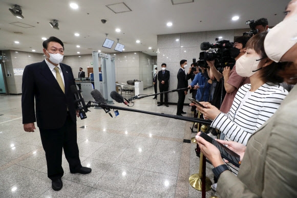윤석열 대통령이 8일 오전 서울 용산 대통령실 청사로 들어서며 검찰 편중 인사 논란에 대한 취재진 질문에 답하고 있다. 뉴시스